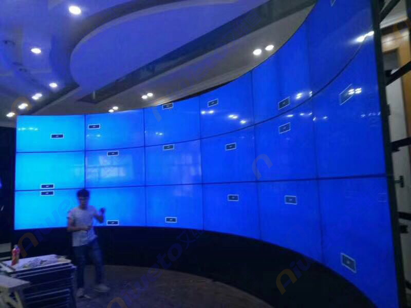艾維圖18臺55寸弧形大屏幕液晶拼接解決方案及案例展示:進駐昆明某企業會議室